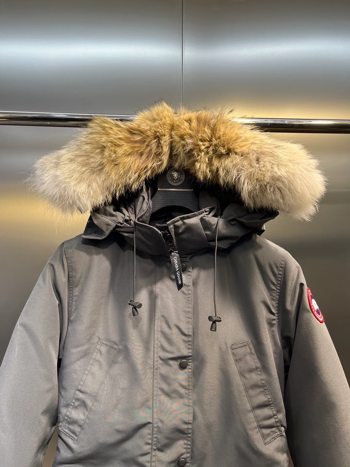 P840 Canada goose🌟 Canada Goose 07 models All in stock, 6 colors, I will never stop stocking this winter All original factory customization All details strictly required have been corrected since the beginning of this year Detachable fur collar! The workmanship and wiring are very straight! A big goose is enough for a winter. Size: 1. 90% white duck down from a conscientious manufacturer (some people brag about their own goose down, please search it on your own. Goose down is warmer and less fluffy than duck down, so good down jackets are all white duck down. There is no such thing as white goose down) 2. Upgraded fabrics with moderate hardness, waterproof, windproof and anti-fouling (Arctic Tech fabrics imported from South Korea are not comparable to fabrics dyed by some small workshops) 3. YKK No. 10 authentic zippers (Japanese customized YKK zipper, silky smooth, not stuck, officially designated) 4. Western Canadian wolf hair (Wolf hair is divided into eastern, central, and western. Western wolf hair is light in color, dense, and has good thermal insulation effect. It is the genuine Canada Goose grade) Let’s analyze and explain some details of the production 1. First, sew the liner and then fill it with down (some small factories and small workshops first fill it with down and then sew) Why? The technology is not up to par and the hardware conditions are not enough! ! ! For this step alone, we need to spend more time and money. 2. Filling the inner tank with down. We are all down filling machines to ensure that the down weight of each pill is the same. There is a video (small factory, small workshop is stuffed by hand). Why? The hardware conditions are not enough. A machine costs more than 100,000 yuan. Small factories simply cannot buy it. This means that the weight of the down in each liner cannot be guaranteed, and the warmth of high-end down jackets cannot be guaranteed. 3. For the needles of the sewing machine, we all use the top-notch No. 7 needles (small factories all use No. 10 needles). The finer the needle, the finer the needle eye, which reduces the risk of velvet and velvet running. 4. Wolf fur collar We are all spliced in whole or in large pieces (small factories mostly use broken pieces) The warmth retention of wolf fur is very good, but the splicing of scraps cannot guarantee the warmth. Color: Black, white, gray camouflage, sci-fi blue camouflage, green camouflage, sky blue, dark blue, cool gray, red. Professional Canada goose producers, we are enough this winter! We would like to sincerely thank everyone who buys our down jackets!  size：xs-xl